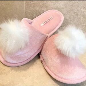 Victoria’s Secret pom-pom pink slippers -Size MED 7/8 Glam Feminine Cozy Slip On